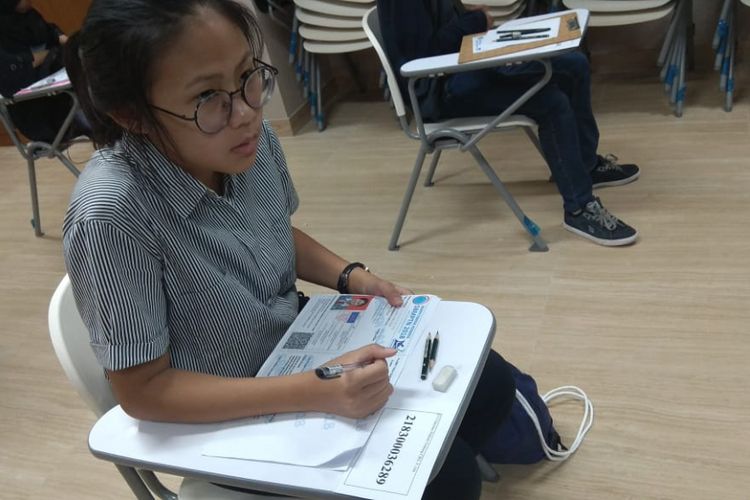 Salah satu peserta ujian SBMPTN berbasis cetak yang diadakan hari ini (8/5/2018) di salah satu panitia lokal Jakarta, Kampus UI Depok.