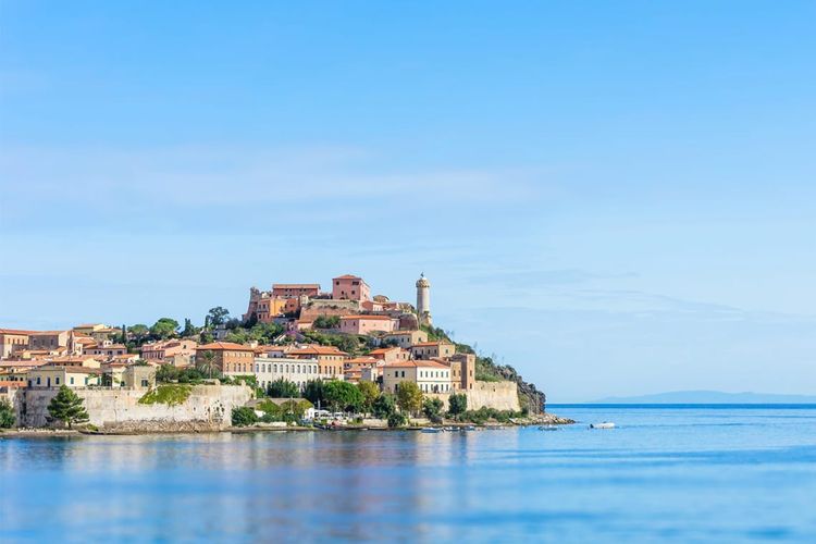 Panorama Pulau Elba di Italia.