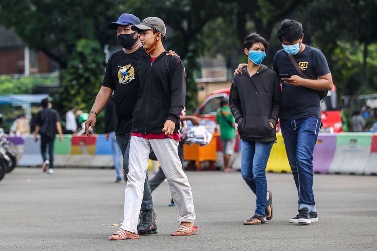 Pelajar saat ditangkap polisi di Kawasan Patung Kuda, jalan M.H Thamrin, Jakarta Pusat, Selasa (20/10/2020)