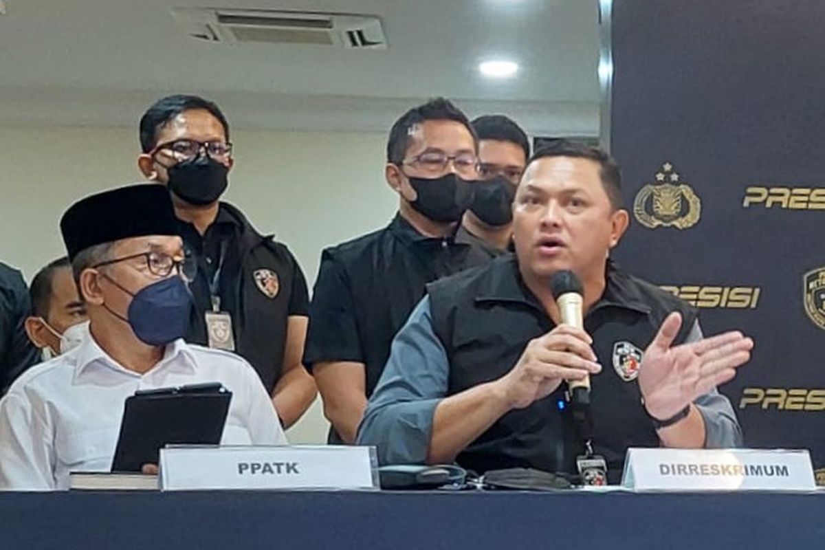 (Kiri ke kanan) Direktur Analisis PPATK, Maryanto bersama Direktur Reserse Kriminal Umum Polda Metro Jaya Kombes Hengki Haryadi saat konferensi pers terkait Ormas Khilafatul Muslimin di Mapolda Metro Jaya, Kamis (16/6/2022).