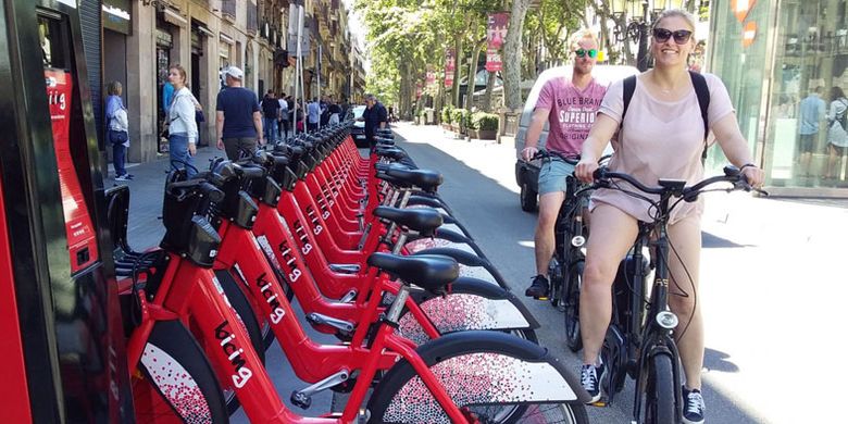 Wisatawan bersepeda di kawasan La Rambla, Barcelona, Spanyol.