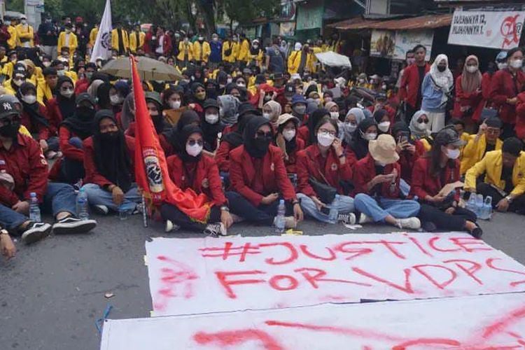 Mahasiswa ULM berunjuk rasa di depan Kejati Kalsel, Kamis (27/1/2022). Mereka mempertanyakan kenapa Jaksa menuntut ringan oknum polisi pelaku pemerkosaan rekan mereka. 