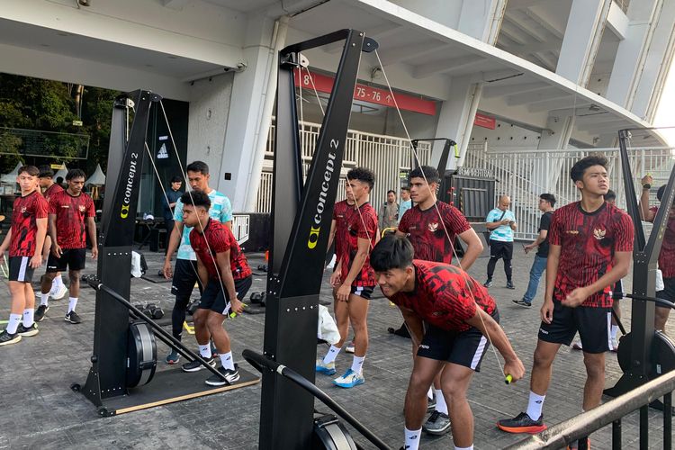Timnas U20 Indonesia melakukan proses latihan fisik di Empire Fit, Gelora Bung Karno (GBK), Jakarta, pada Rabu (15/5/2024).