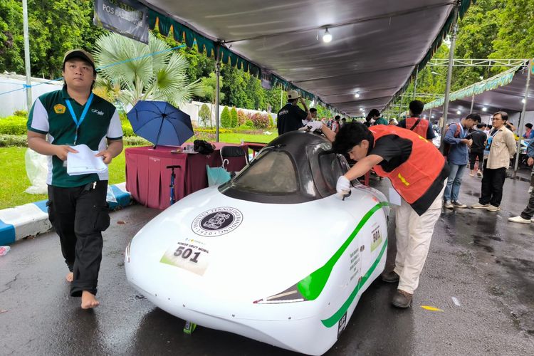 Mobil hemat energi karya mahasiswa Institut Teknologi Bandung disiapkan untuk mengikuti Kontes Mobil Hemat Energi (KMHE) 2025 di Universitas Negeri Jember (Unej), Jum'at (24/10/2025).