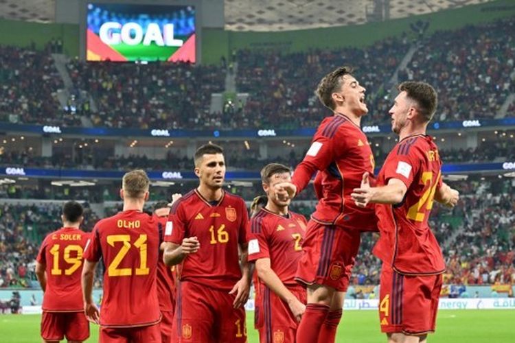 Gelandang timnas Spanyol Gavi (dua dari kanan) merayakan golnya ke gawang Kosta Rika pada laga matchday pertama Grup E Piala Dunia 2022 di Stadion Al Thumama, Qatar, Rabu (23/11/2022) malam WIB. Artikel ini berisi link live streaming Jepang vs Spanyol di Piala Dunia 2022 