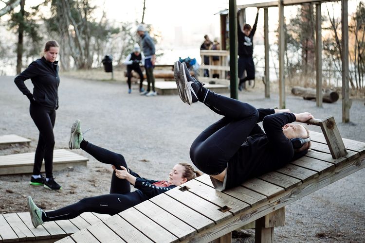 Orang-orang Swedia berolahraga di luar dengan menjaga jarak fisik, di tengah wabah virus corona yang sedang merebak. Foto diambil di Stockholm pada 6 April 2020.