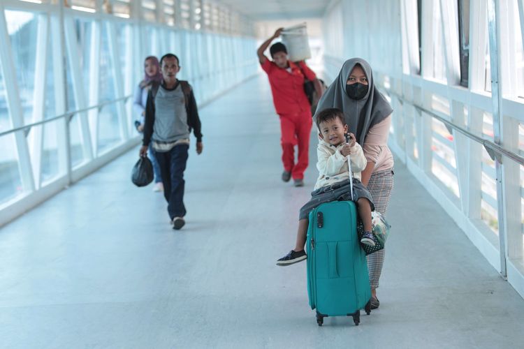 Pemudik melewati jembatan penyeberangan orang untuk masuk kapal feri di Pelabuhan Merak, Cilegon, Banten, Selasa (18/4/2023). Sebanyak 339.340 orang sudah meninggalkan Jawa menuju Sumatera melalui Pelabuhan Merak, Cilegon, Banten, dari H-10 hingga H-5 atau Selasa (18/4/2023) pagi.