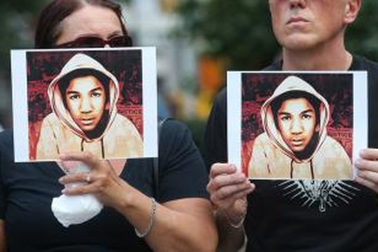 Para pengunjuk rasa di AS membawa foto almarhum Trayvon Martin, seorang remaja kulit hitam yang dibunuh seorang penjaga keamanan berdarah Hispanik George Zimmerman. Kasus ini dikhawatirkan memicu perselisihan antar-ras di Amerika Serikat.