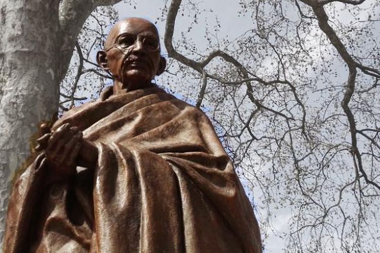 Patung Mahatma Gandhi di Parliament Square, London, Inggris.