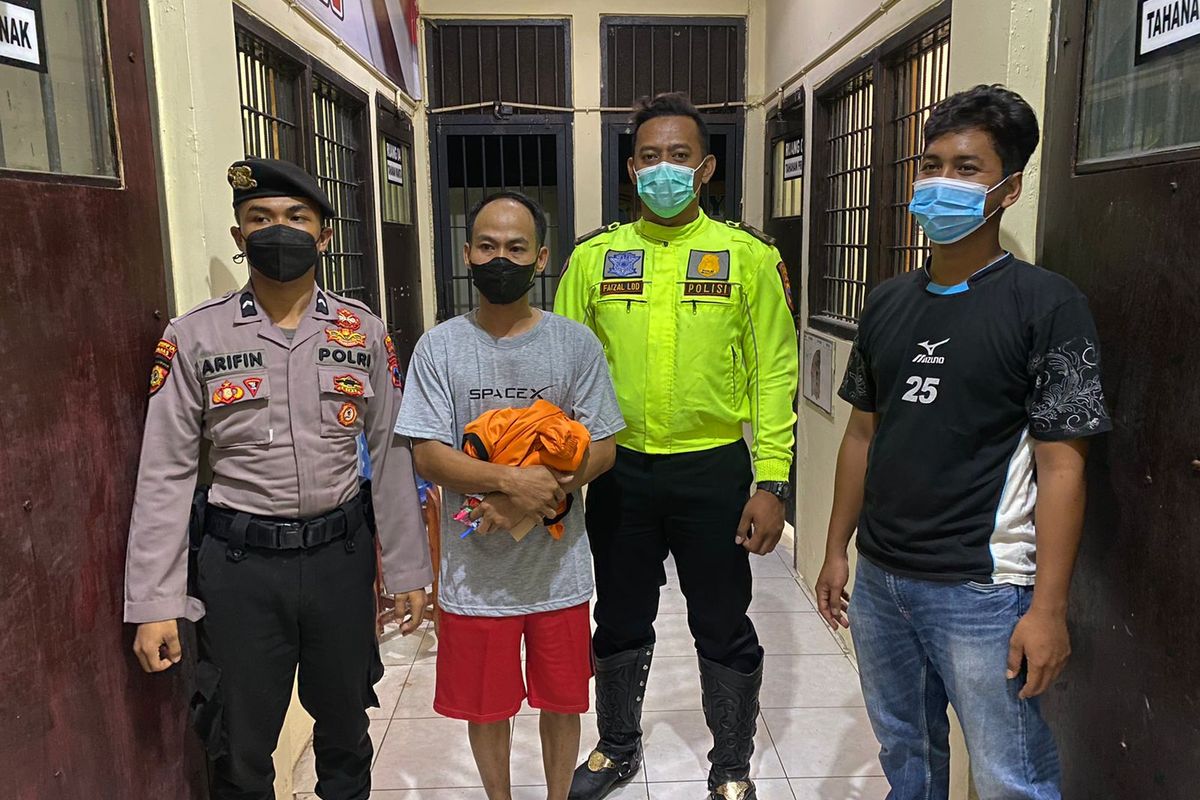 DITAHAN—Pengemudi Bus Agra Mas berinisial NRS ditahan di Mapolres Wonogiri. Tersangka NRS ditahan dengan tuduhan sebagai terduga pelaku tabrak lari hingga menyebabkan pasutri meninggal dunia di ruas Desa Pucung, Kecamatan Eromoko, Kabupaten Wonogiri, Jawa Tengah.