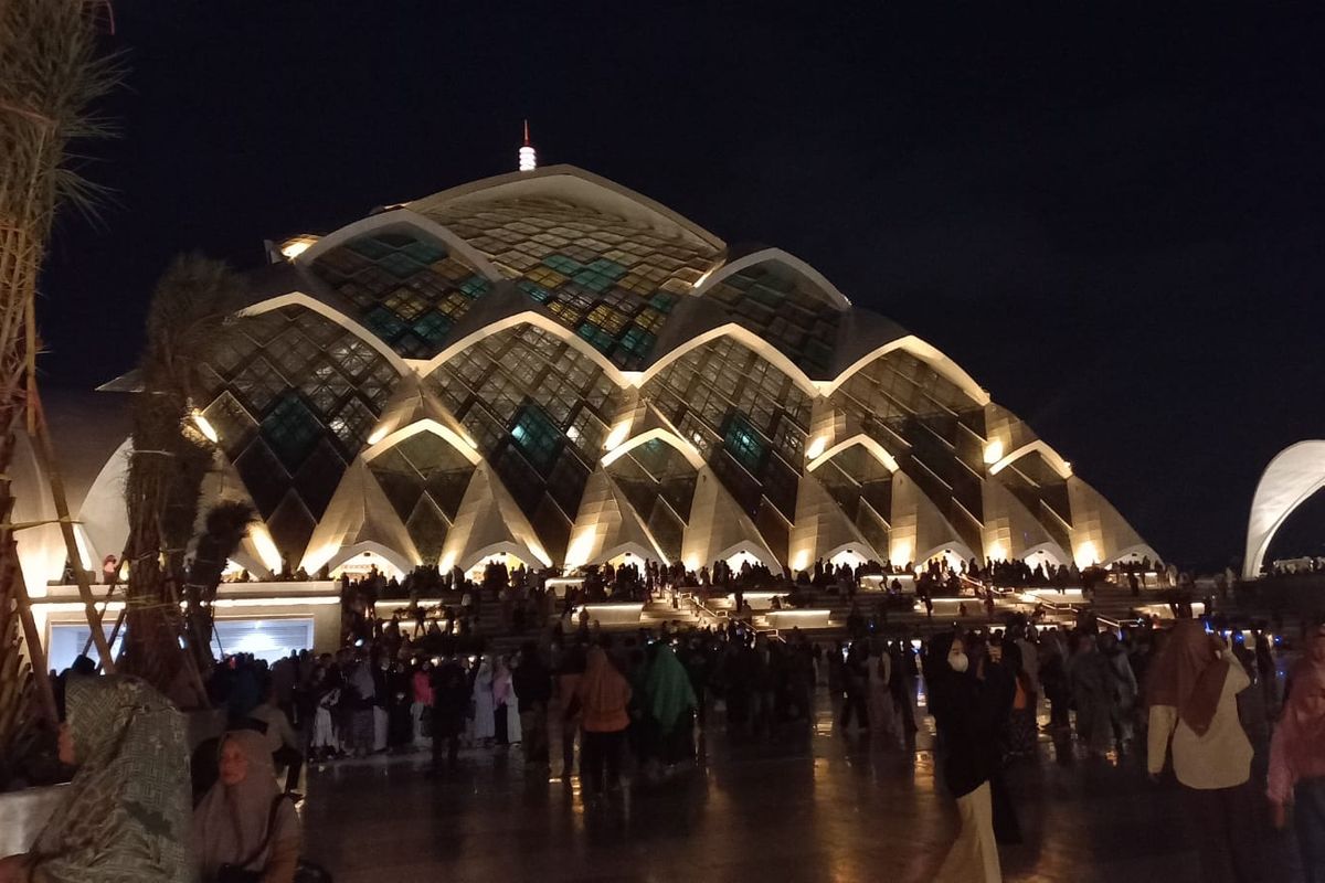 Pengunjung memadati Masjid Al Jabbar Bandung yang baru diresmikan 30 Desember 2022.