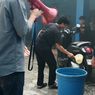 Air Tak Mengalir Sebulan, Warga Mamuju Demo dan Cuci Motor di Kantor PDAM