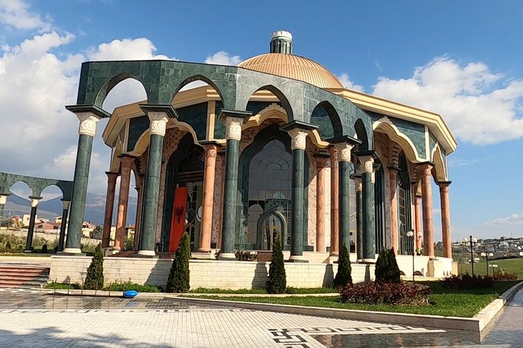 Masjid Islam Bekthasi di Tirana. Islam Bekthasi menjadikan Albania sebagai kantor pusatnya karena merasa aman di sini. Foto diambil pada Februari 2024.