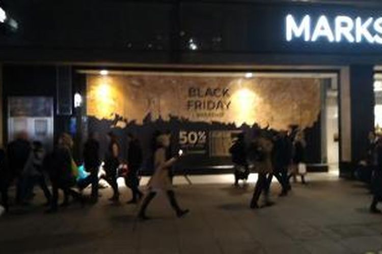 Perusahaan retail asal Inggris Marks and Spencers, ikut memberikan diskon besar hingga 50 persen saat Black Friday di London, Jumat (27/11/2015)