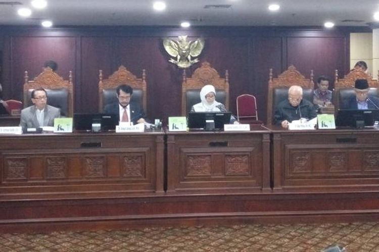 Lima anggota MKMK: Achmad Sodiki, Anwar Usman, Sukma Violetta, Bagir Manan, Asad Said Ali dalam sidang pengucapan putusan akhir pelanggaran etik Patrialis Akbar yang digelar di gedung MK, Jakarta Pusat, Kamis (16/2/2017).