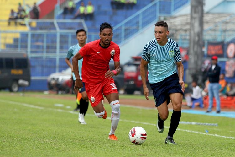 Pemain Persija Jakarta Rohit Chand (kiri) mengawal ketat pemain Persela Lamongan Rafael Gomes de Olivera (kanan) saat babak penyisihan Piala Gubernur Jatim 2020 di Stadion Kanjuruhan Kabupaten Malang, Jawa Timur, Selasa (11/02/2020) sore.