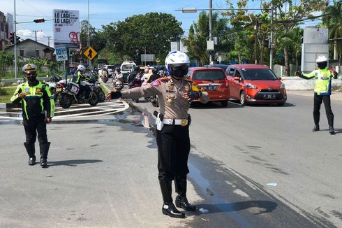 Pengunjung Pantai Manggar Membeludak, Polisi Alihkan Kendaraan Masuk ke Jalan Tol