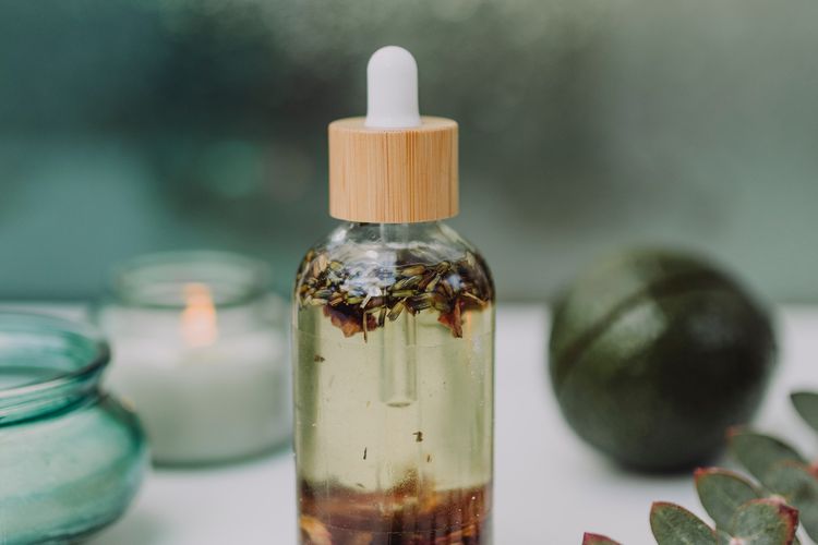 Ilustrasi minyak kayu putih atau eucalyptus (Pexels/RDNE Stock).