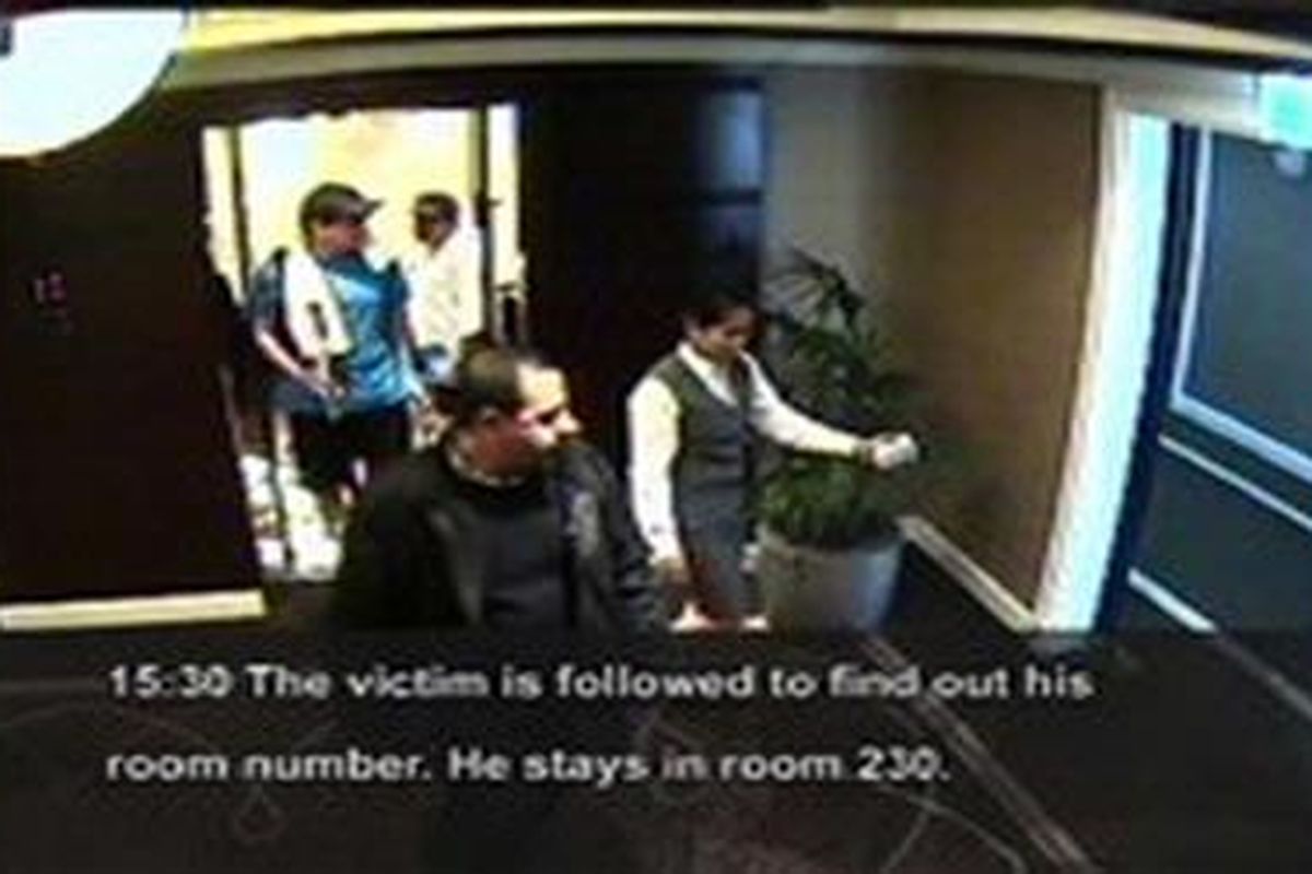 Sebuah gambar yang diambil pada 16 Februari 2010 dari cuplikan kamera pengintai hotel, dirilis oleh polisi Dubai,menunjukkan dua tersangka pembunuhan berpakaian sebagai wisatawan dalam pakaian tenis, setelah militan Hamas, Mahmud al-Mabhuh (depan), sebelum ia ditemukan tewas di kamar hotelnya di Dubai pada 20 Januari 2010. Polisi Dubai mencurigai dinas rahasia Israel, Mossad berada di balik pembunuhan itu.