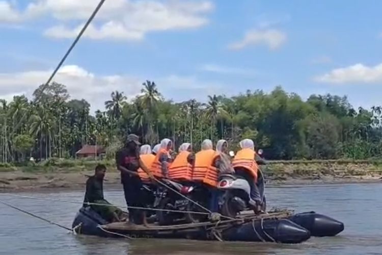 Gunakan Rakit ke Sekolah, Sejumlah Pelajar Terjatuh ke Sungai di Aceh Utara
