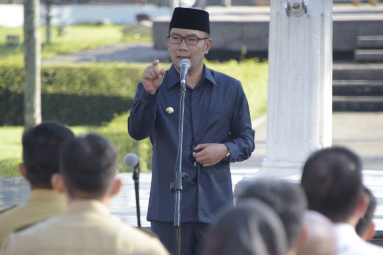 Gubernur Jawa Barat Ridwan Kamil saat memimpin apel pagi di Gedung Sate, Jalan Diponegoro, Senin (10/6/2019).