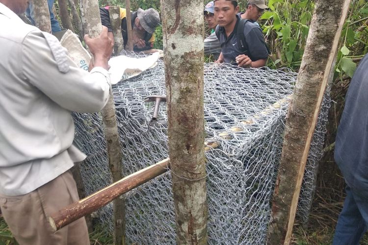 Jebakan Harimau dipasang oleh BKSDA Sumsel Wilayah II Lahat di Desa pulau Panas, Kecamatan Tanjung Sakti, Kabupaten Lahat, Sumatera Selatan, Selasa (19/11/2019).
