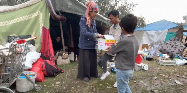 Relawan Dompet Dhuafa menyampaikan amanah para donatur dari Indonesia untuk para penyintas gempa bumi di Turki dan Suriah, Kamis (9/2/2023) lalu.
