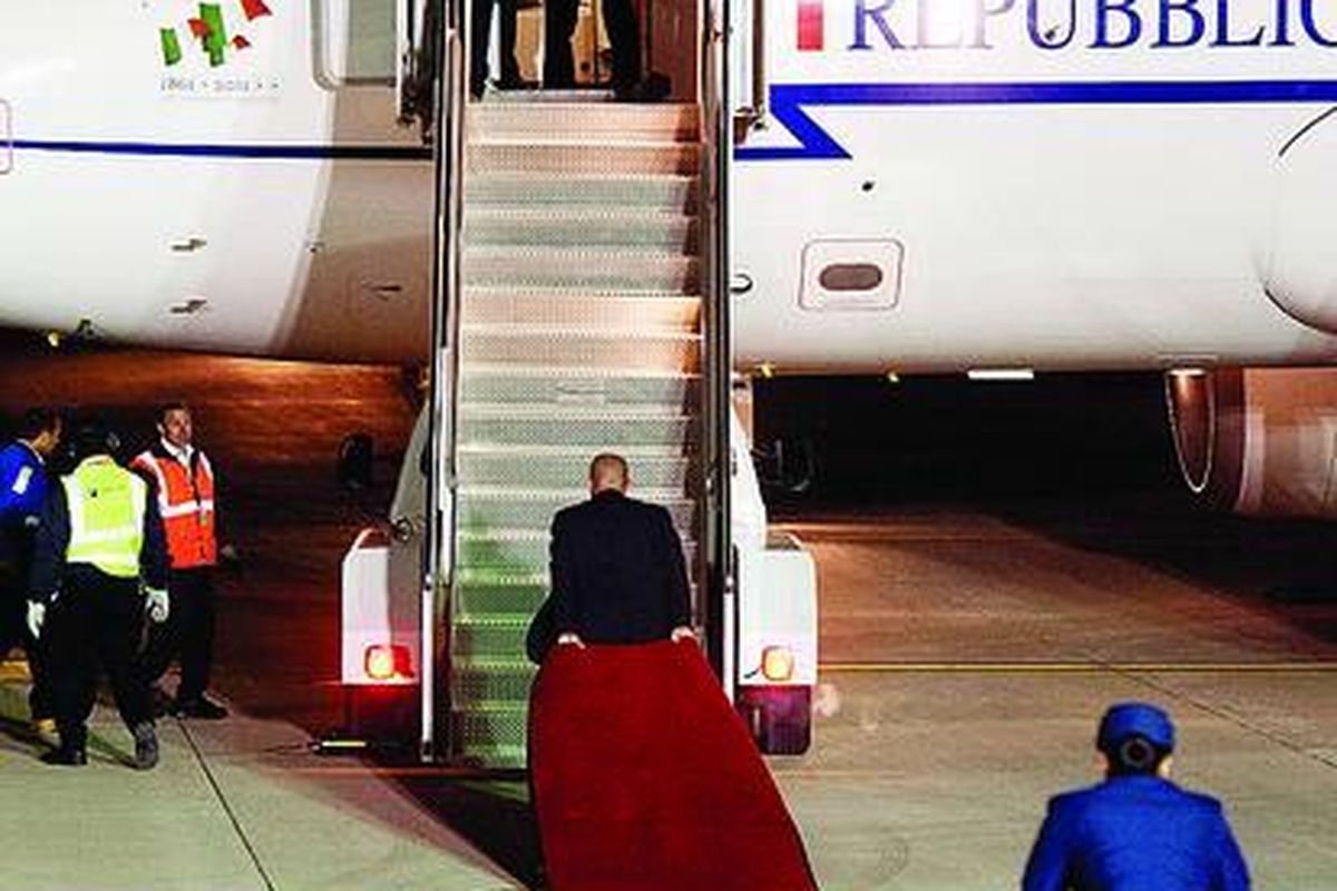 Karpet merah  disiapkan untuk menyambut kedatangan Perdana Menteri Italia Mario Monti di Bandara Internasional Dulles di Sterling, Virginia, Jumat (18/5). Monti tiba di Amerika Serikat untuk menghadiri pertemuan tingkat tinggi G-8 di Camp David.