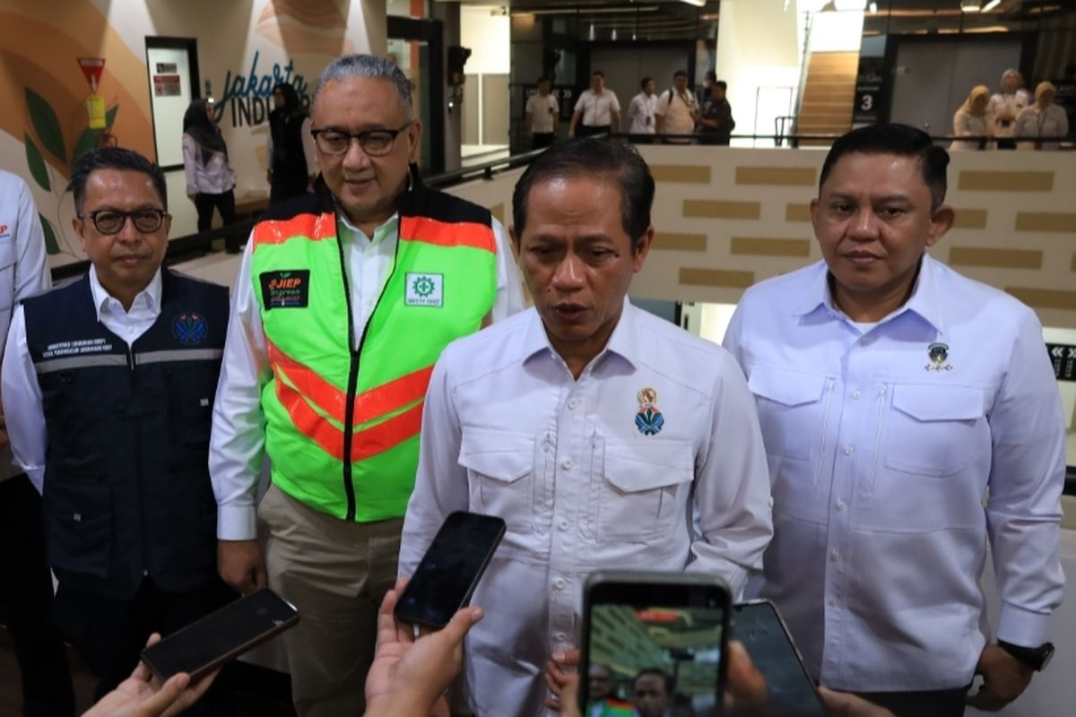 Menteri Lingkungan Hidup sekaligus Kepala Badan Pengendalian Lingkungan Hidup (KLH/BPLH), Hanif Faisol Nurofiq, saat memimpin verifikasi lapangan di Kawasan Industri Pulogadung, Jakarta Timur