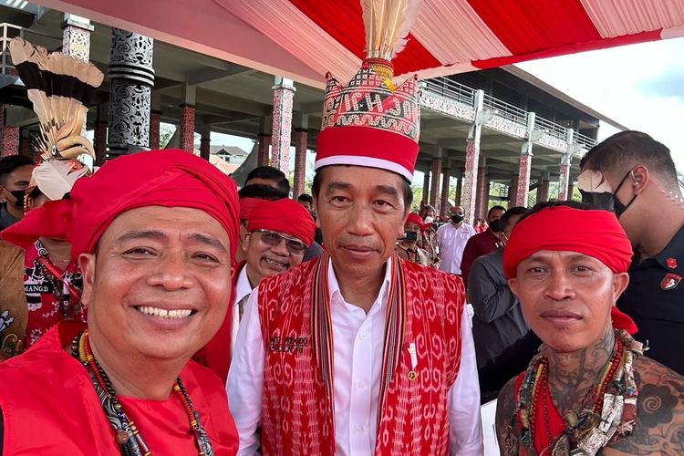 Presiden Joko Widodo kembali mengunjungi Kota Pontianak, Kalimantan Barat (Kalbar), dalam rangka meresmikan Pembukaan Bahaupm Bide Bahana Tariu Borneo Bangkule Rajaking (TBBR) atau temu akbar pasukan merah yang digelar di Rumah Radakng Pontianak, Selasa (29/11/2022).