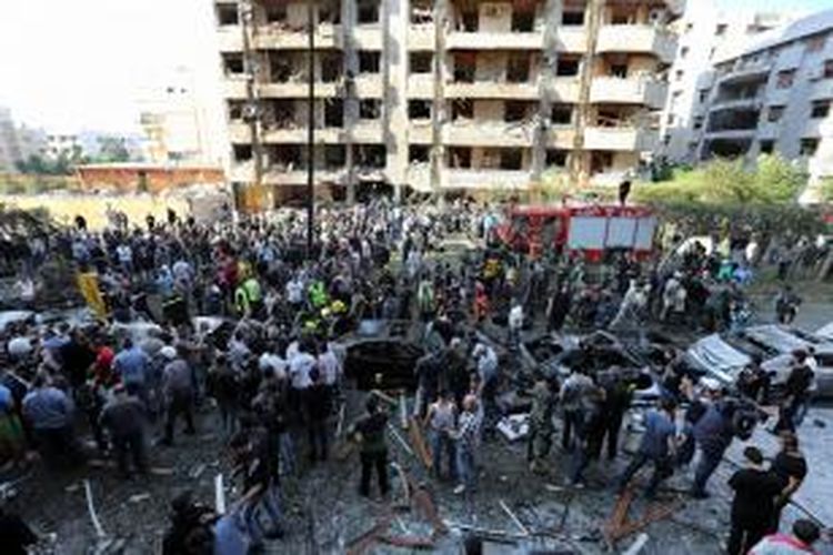 Ratusan warga Beirut, Lebanon berkerumun di depan gedung kedubes Iran yang diserang dua bom bunuh diri, Selasa (19/11/2013). Insiden itu menewaskan setidaknya 22 orang dan melukai 146 orang lainnya.