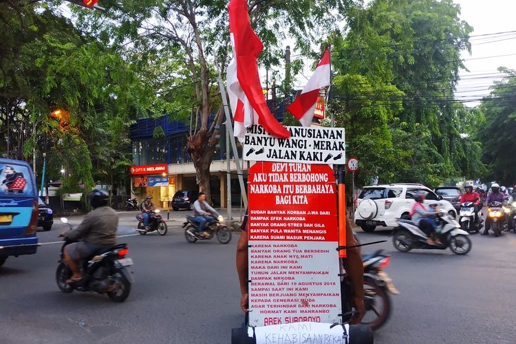 Man Rambo (47), bekas preman asal Wonokromo, Surabaya, Jawa Timur tiba di Bekasi pada Rabu (18/12/2019) dalam aksi jalan kaki kampanye antinarkoba keliling Pulau Jawa sejak Agustus 2018 silam.