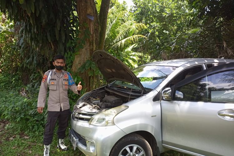 Pak RT yang juga anggota provost Polres Tangsel menemukan kembali mobil milik seseorang bernama Zaenal yang hilang dibawa orang tak dikenal pada Senin (3/10/2022. Informasi tersebut kemudian viral di berbagai media sosial Instagram akun Tangsel.