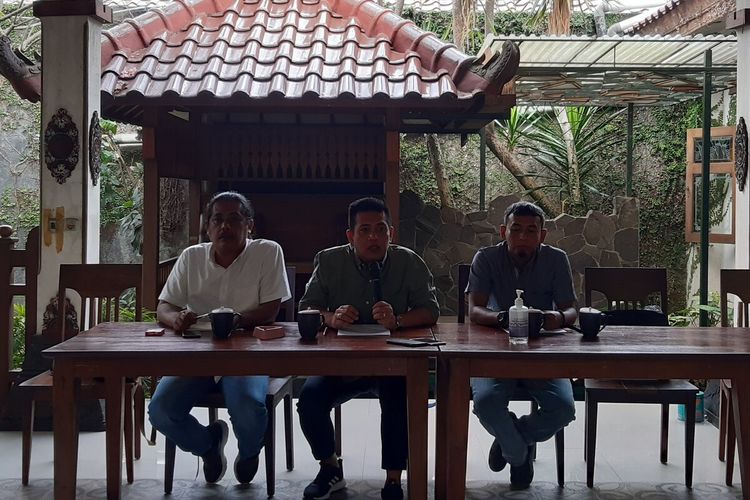 Ketua Panitia Nasional Musra Indonesia Panel Barus (tengah) dalam konferensi pers Musyawarah Rakyat (Musra) di Solo, Jawa Tengah, Sabtu (16/7/2022).