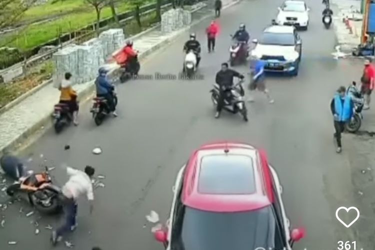 Video aksi kejar-kejaran antara dua pengendara motor di  wilayah Muara Karang, Kelurahan Pluit, Kecamatan Penjaringan, Jakarta Utara, beredar di media sosial. Kejadian yang sebenarnya adalah seorang warga mengejar maling motor