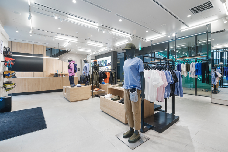 Interior dan produk resmi yang dijual pada Arc'teryx Sapporo Brand Store di Sapporo, Jepang.