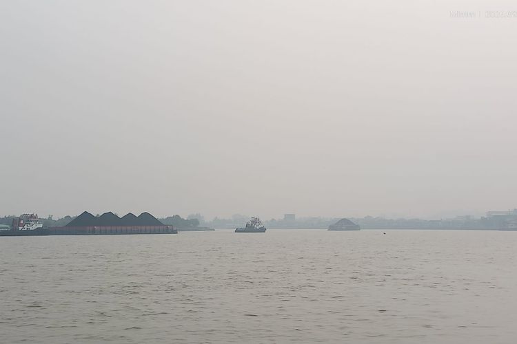 Kabut Asap Karhutla Selimuti Berau Kaltim, Siswa Belajar dari Rumah dan MBG Ikut Dihentikan