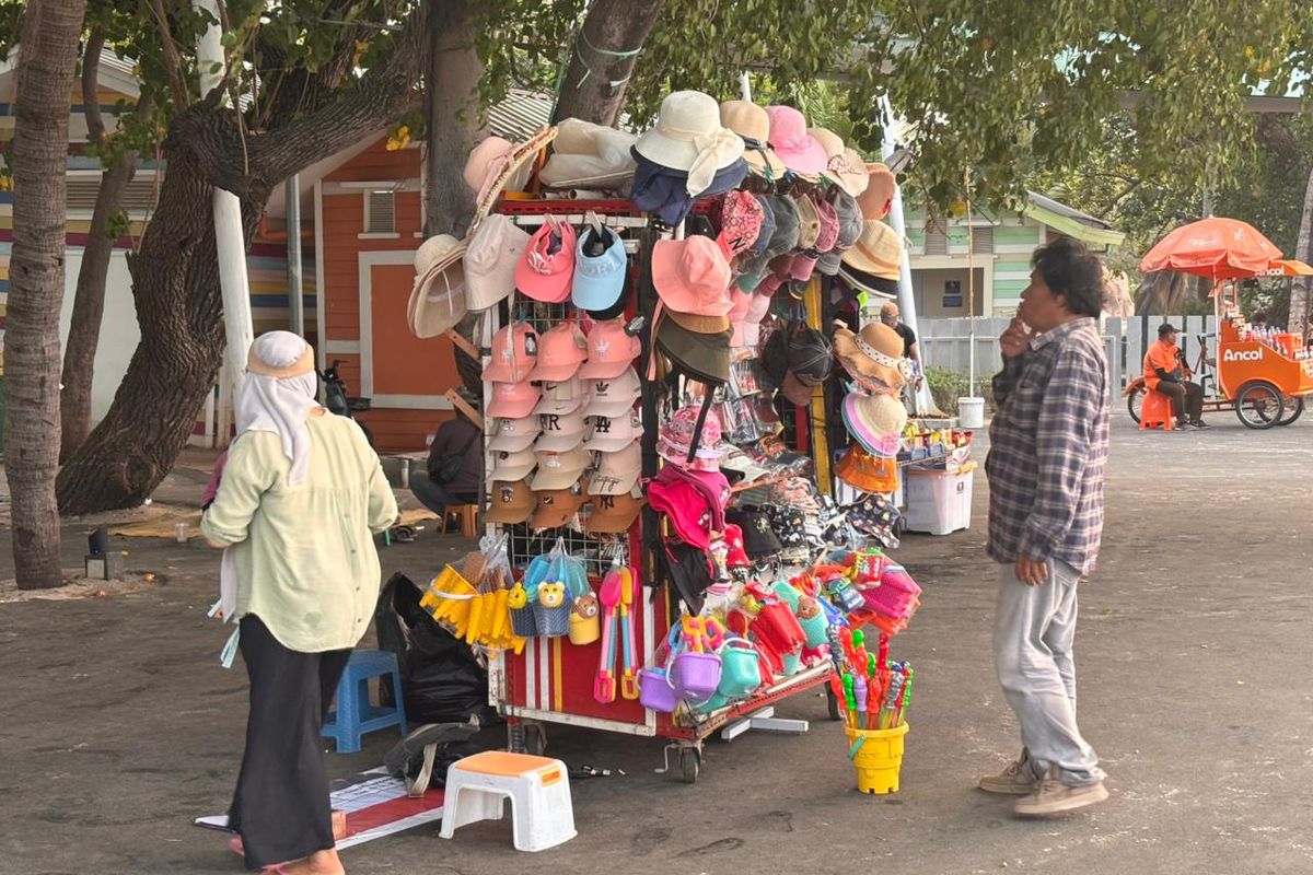  Dalam upaya meningkatkan kenyamanan pengunjung dan mendukung Jakarta sebagai kota global, PT Pembangunan Jaya Ancol Tbk (Ancol) terus menjalankan program penataan para pedagang di kawasan pantai Ancol.