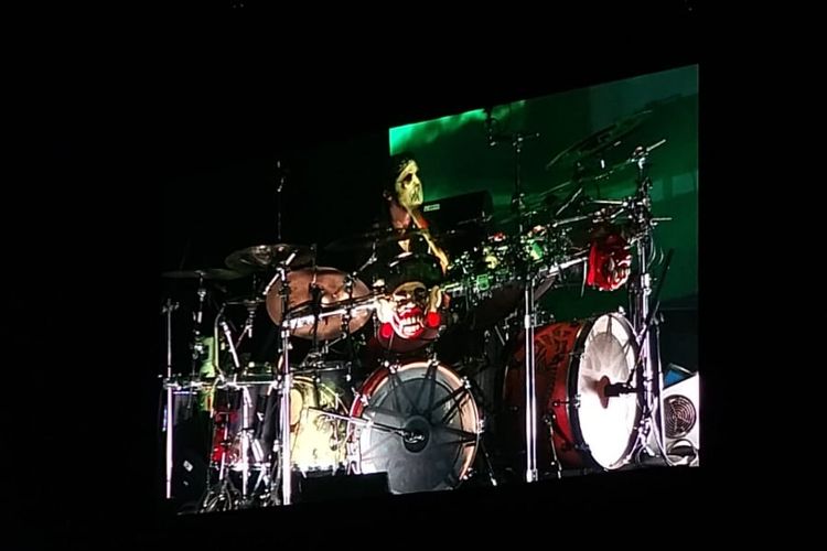 Drummer Slipknot Jay Weinberg menyematkan topeng Leak Celuluk Bali saat tampil di festival musik cadas Hammersonic 2023 di Pantai Karnaval Ancol, Jakarta, Minggu (19/3/2023).