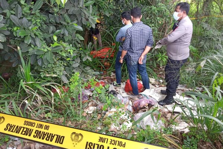 Petugas kepolisian melakukan olah tempat kejadian perkara penemuan mayat tanpa busana di dekat Mapolda Banten. Kamis (15/6/2023).