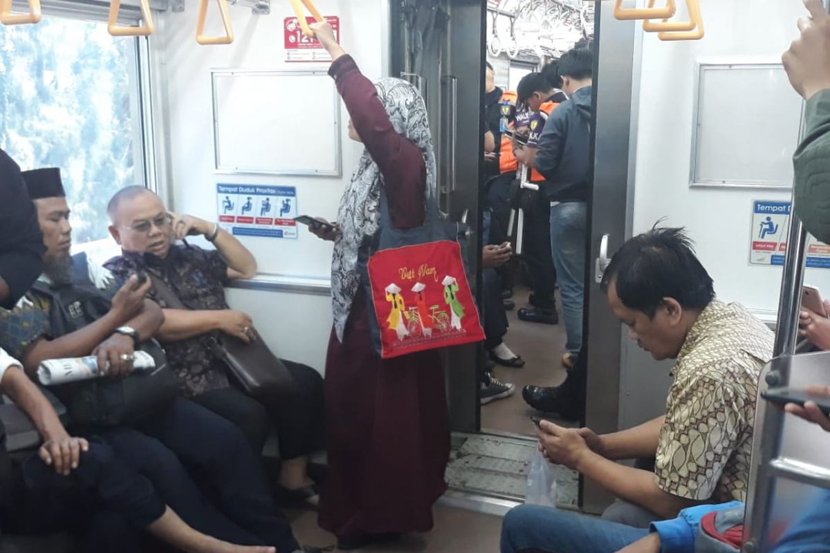 Penumpang Commuter Line saat mengalami KRL tersendat, Jumat (6/7/2018).