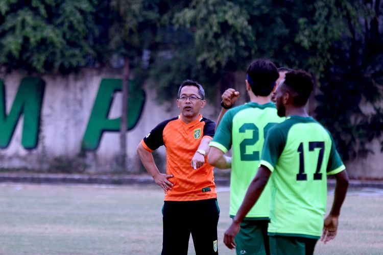 Aji Santoso memimpin latihan rutin bersama Persebaya Surabaya di Lapangan Mapolda Jatim Surabaya, Jumat (01/11/2019) sore.
