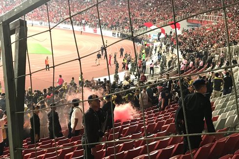 Indonesia Vs Malaysia, Ada Kericuhan dan Flare, Laga Sempat Berhenti