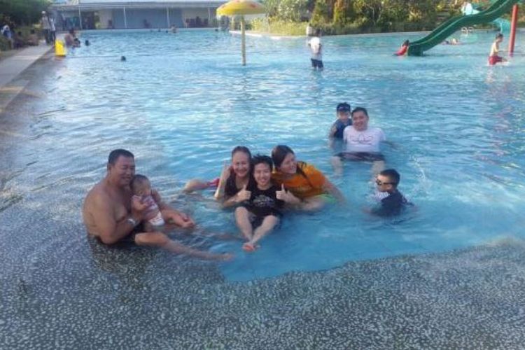 Liliyana Natsir (tengah)  menikmati libur Lebaran 2017 bersama keluarga di Manado