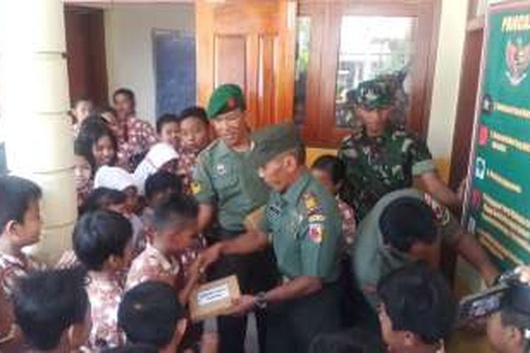 Danramil 0802/21 Babadan -Ponorogo, Kapten ( Inf) Fayakun Wasesa memberikan hadiah bagi siswa SDN I Babadan yang berhasil menjawab pertanyaan seputar makna Pancasila menjelang Hari Pahlawan.