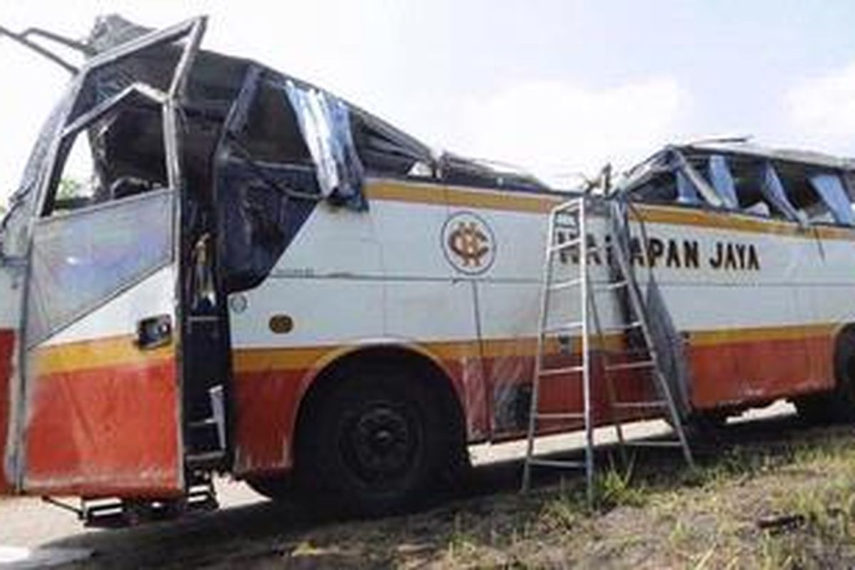 Bus Harapan Jaya yang hancur setelah terlibat kecelakaan dengan sepeda motor dan truk pengangkut batu bara di Trosobo, Kabupaten Sidoarjo, Jawa Timur, Selasa (7/8/2012). Kecelakaan itu sendiri terjadi pada dini hari saat bus dari arah Mojokerto menuju Surabaya berusaha menghindari sepedah motor yang memotong jalan tiba-tiba. Rem mendadak yang dilakukan supir mengakibatkan bus oleng dan naik ke median jalan, yang mengakibatkan bus terbalik masuk ke lajur berlawanan dan ditabrak truk batu bara. Kecelakaan merenggut nyawa delapan orang.   