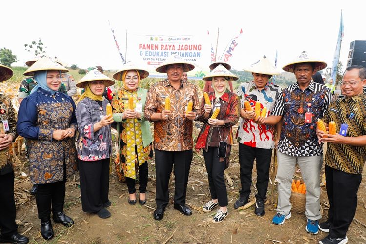 Penjabat (Pj) Gubernur Jawa Tengah (Jateng) Nana Sudjana dalam kegiatan panen raya jagung bersama Kelompok Tani Hutan (KTH) di lahan seluas 578 hektar (ha) di Desa Tegalsumur, Kecamatan Brati, Kabupaten Grobogan, Selasa.