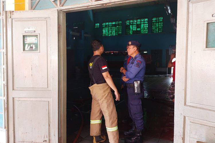 Insiden kebakaran terjadi di gedung serbaguna yang berlokasi di Perumahan Narogong, Rawalumbu, Kota Bekasi, Rabu (20/3/2024) siang. Beruntung, kebakaran itu tidak berlangsung lama. Dugaan sementara kebakaran ini terjadi karena korsleting.