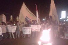Hari Pahlawan, Mahasiswa Demo di Malam Hari