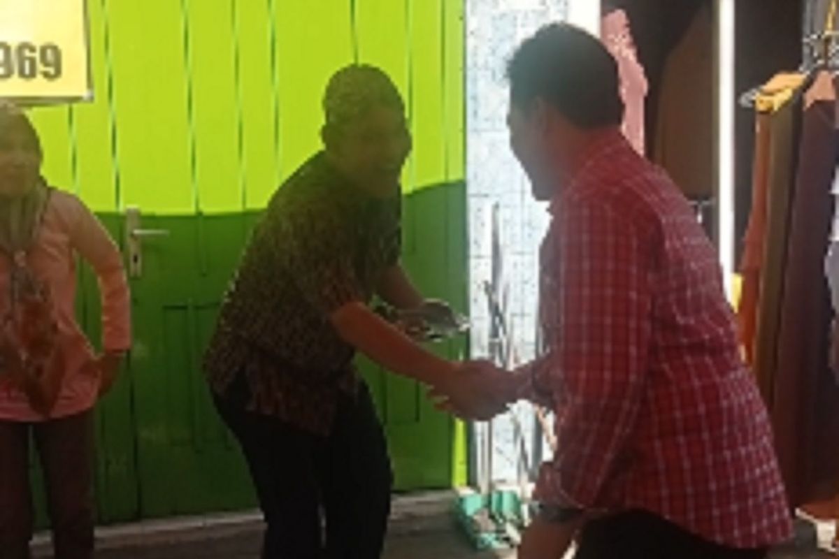 Dua calon bupati yang akan bertarung dalam Pilkada Kabupaten Magetan bertemu di car free day di Jalan Yos Sudarso, Kabupaten Magetan, Minggu (29/9/2024). Keduanya melakukan kampanye di hari ke empat dengan meyambangi kegiatan perekonomian yang dihadiri oleh ribuan masyarakat tersebut.